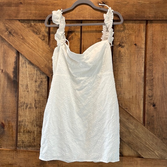 Lulus Dresses & Skirts - Lulu’s white jacquard floral dress XL